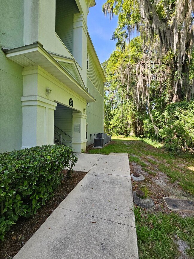 Building Photo - Top floor 3/2 unit in the gated Summer Key...