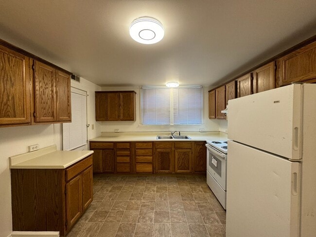 Building Photo - CHARMING MAIN LEVEL 1 BEDROOM APT NEAR THE...