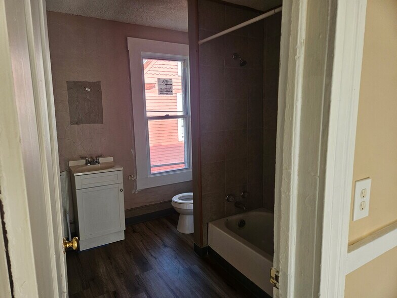 Apt C - 77 Saratoga Ave