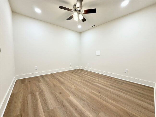 Building Photo - 14911 Dutchmans Dr