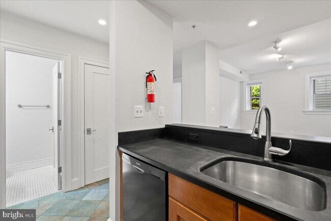 Building Photo - 3220 17th St NW
