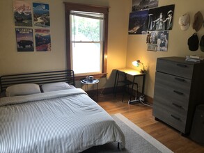Large bedrooms - 1117 Foster St