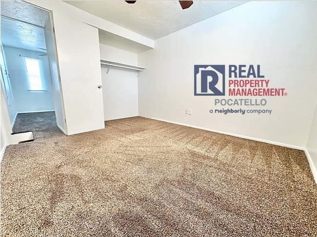 Building Photo - Spacious 4 Bed / 2 Bath Duplex | Garage + Split-Level Layout | Pet Negotiable