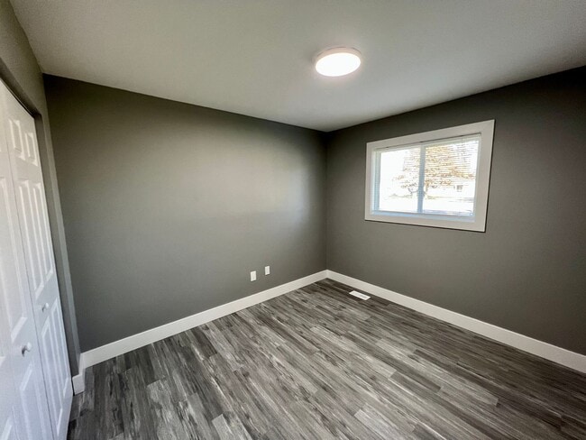 Building Photo - Massive Space! 4 Bedrooms 2 Bathrooms - Cr...