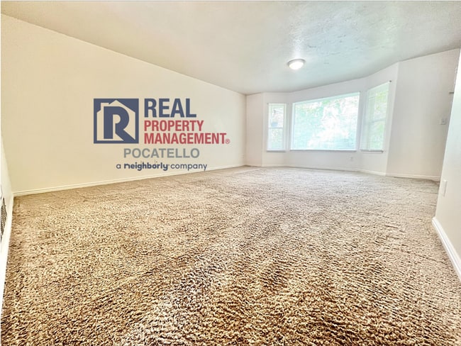 Building Photo - 4 Bedroom 1.5 Bath Townhome