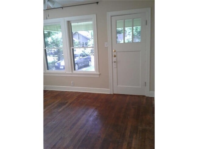 Building Photo - 1000 E 44th St