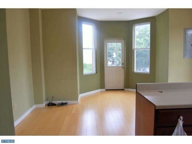 Living room with bay window - 1701 Master St