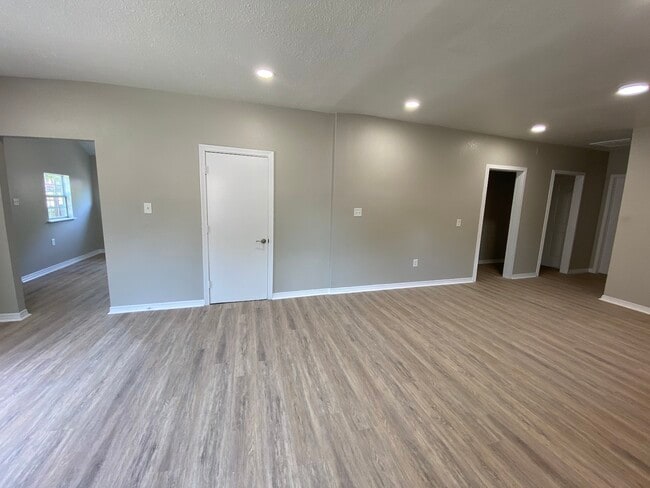 Building Photo - 200 E Freeman St