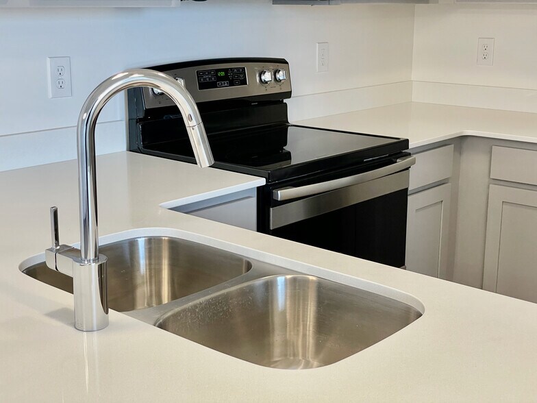 Building Photo - 641 N 380 W