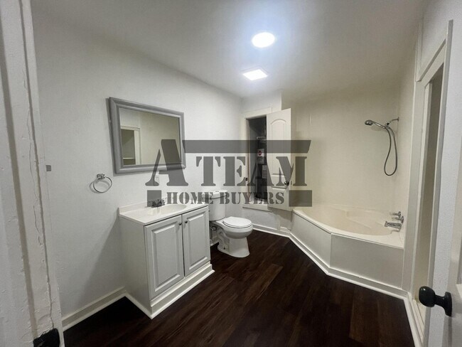 Building Photo - Fully Remodeled 3 Bedroom 2 Bathroom