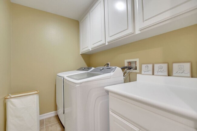 Building Photo - 15723 Parkhouse Dr