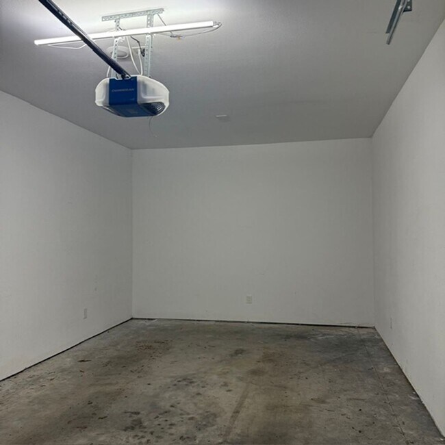 Building Photo - 2 Bedroom 1 Bath House with garage