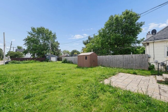 Building Photo - 529 E Morrill Ave