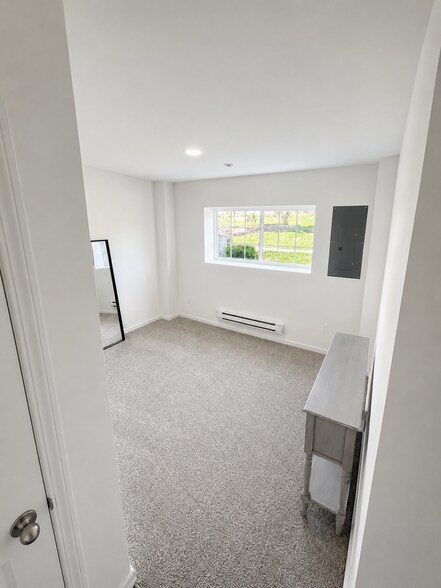 Building Photo - 1475 Yosemite Way