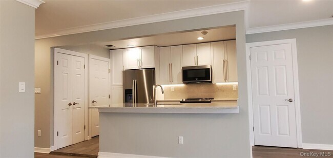 Building Photo - 81 Secatogue Ave