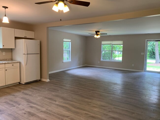 Building Photo - $500 OFF 1ST MONTH'S RENT! Water/Sewer/Tra...