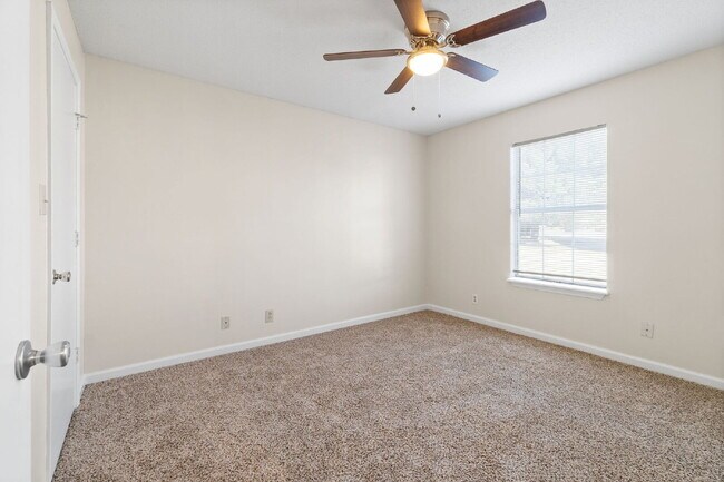 Building Photo - Spacious 2BR with Walk-In Closet, Washer/Dryer & Open Living Area