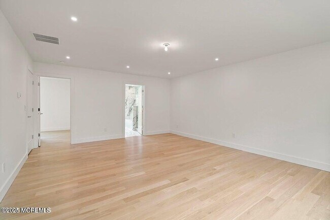 Building Photo - 527 Woodview Rd