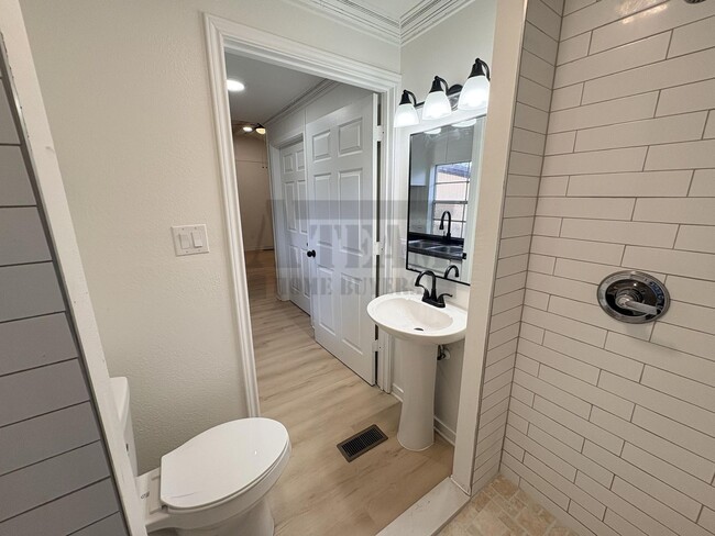 Building Photo - Beautifully updated 2-bedroom, 2-bathroom home