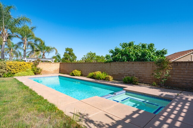Building Photo - 10919 Mirador Dr
