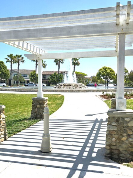 Building Photo - 3319 N Ventura Rd