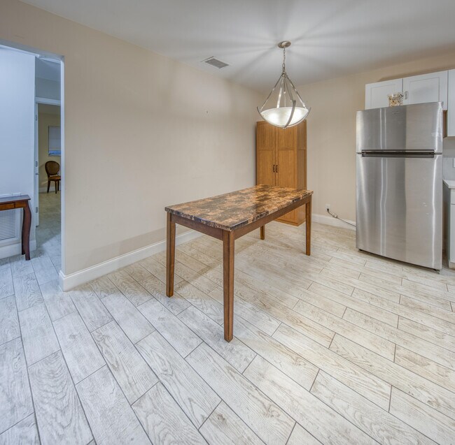 Building Photo - 301 S Lakeside Dr