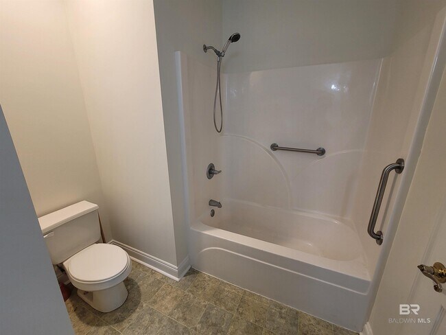 Building Photo - 645 E 22nd Ave