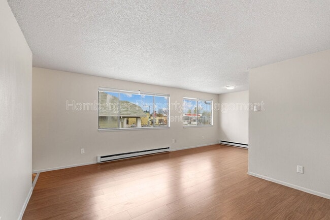 Building Photo - 911 E Bridgeport Ave