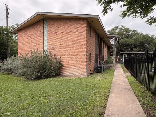 Building Photo - 3304 Red River St