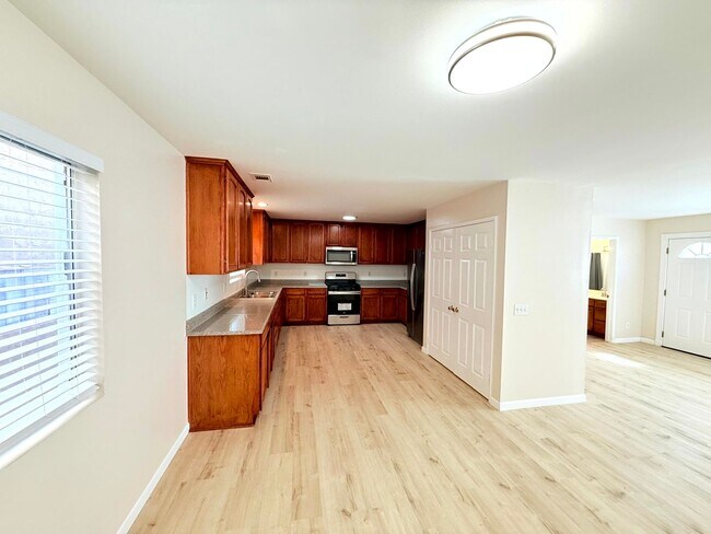 Building Photo - 762 W 21st St