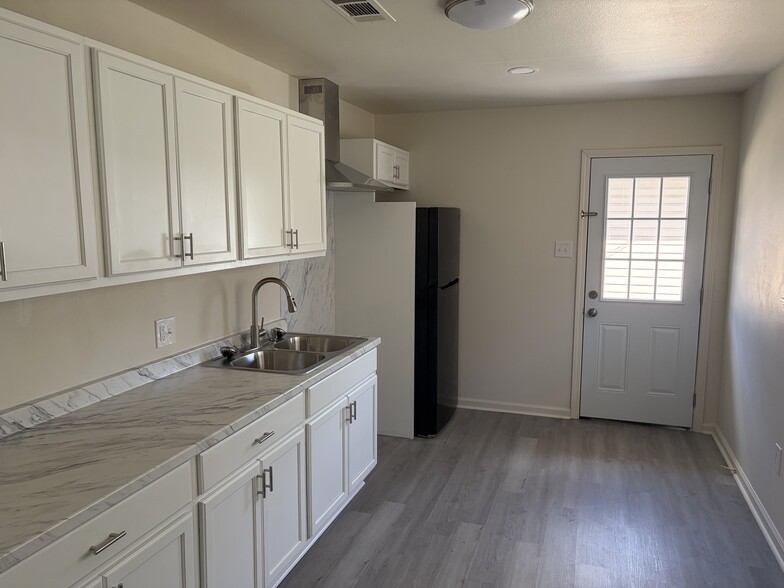 Building Photo - 4865 Beechwood Dr