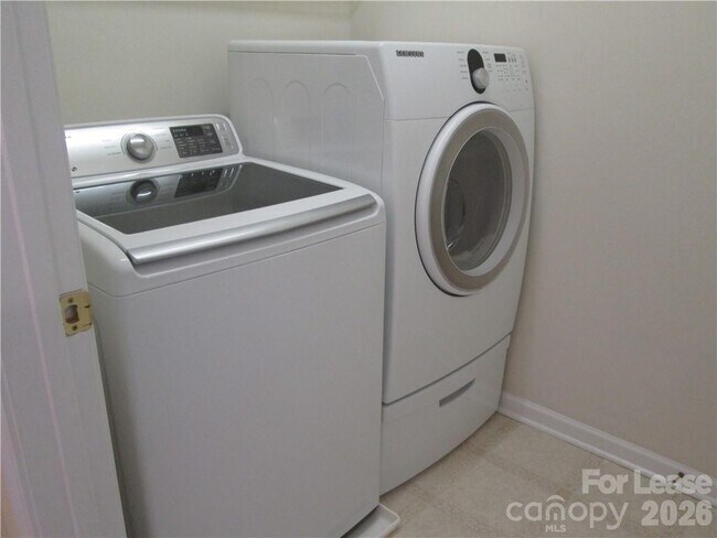 Building Photo - 9901 Hazelview Dr