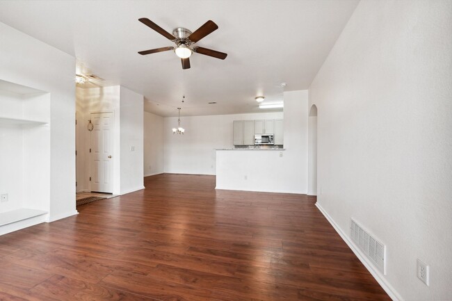Building Photo - 3 Bedroom Condo in Aurora