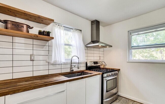 Building Photo - Beautiful 4 BR/2 BA Single-Family Home in ...