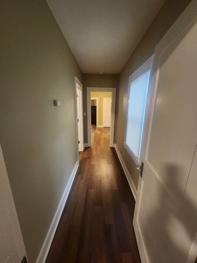 Building Photo - Beautiful 2 bedroom 1 bath renovated home ...