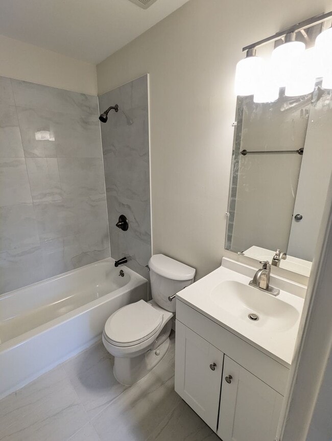 Building Photo - *END UNIT* town home in established Crestwood Neighborhood ready for you mid March!