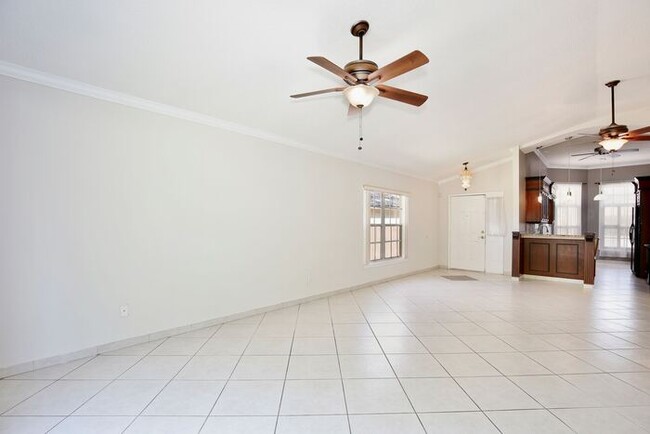 Building Photo - Beautiful 3/2 Spacious Home with a 2 Car G...
