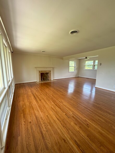 Living Room Dining Combo - 2800 Glenoaks Dr