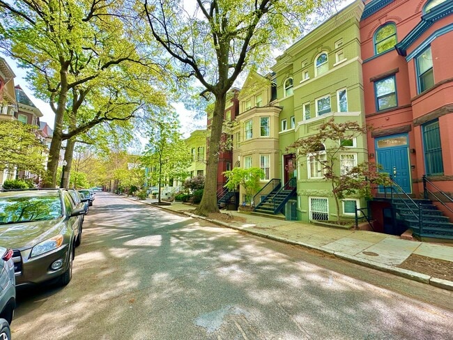 Building Photo - Dupont's Tree Lined Church Street 2 bedroom/1Bath Condo with Deck and Parking!