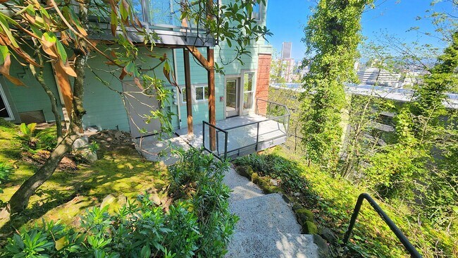 Building Photo - 2400 SW Hoffman Ave