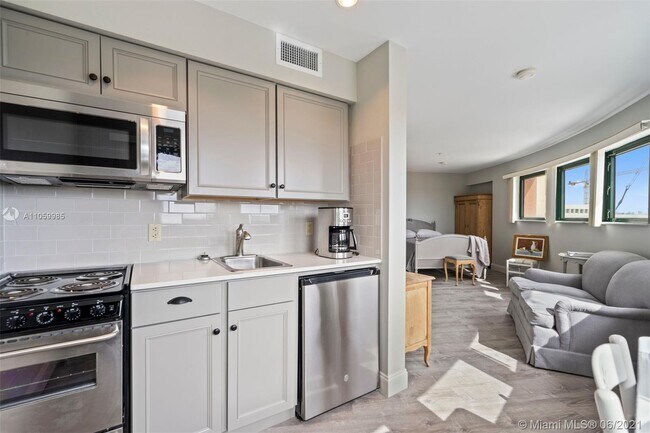 Building Photo - 5725 Sunset Dr