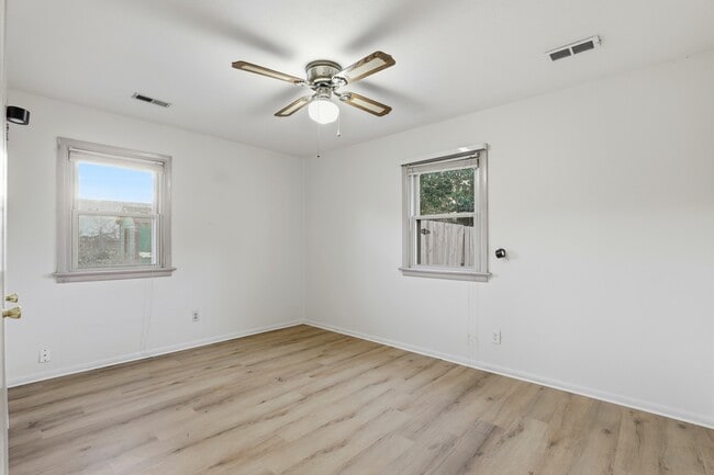 Building Photo - 2610 Hill Dr Cir