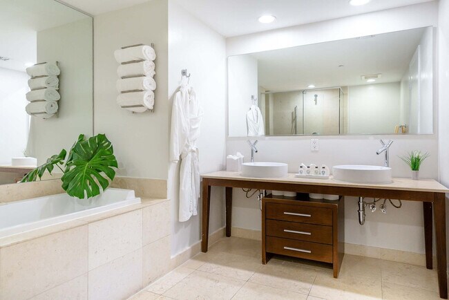 Building Photo - 485 Brickell Ave