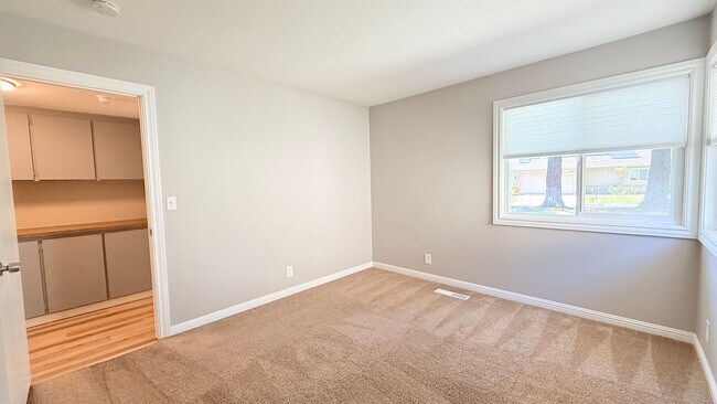 Building Photo - 750 N Paradise Valley Ct