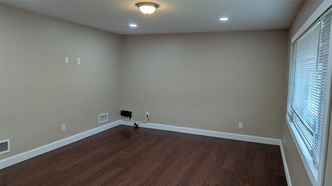 Building Photo - 476 Whittier Ave