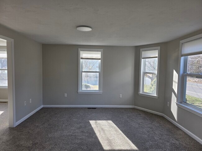 Building Photo - 284 School St