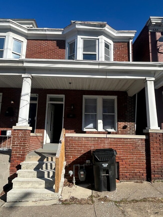 Building Photo - 320 Maclay St