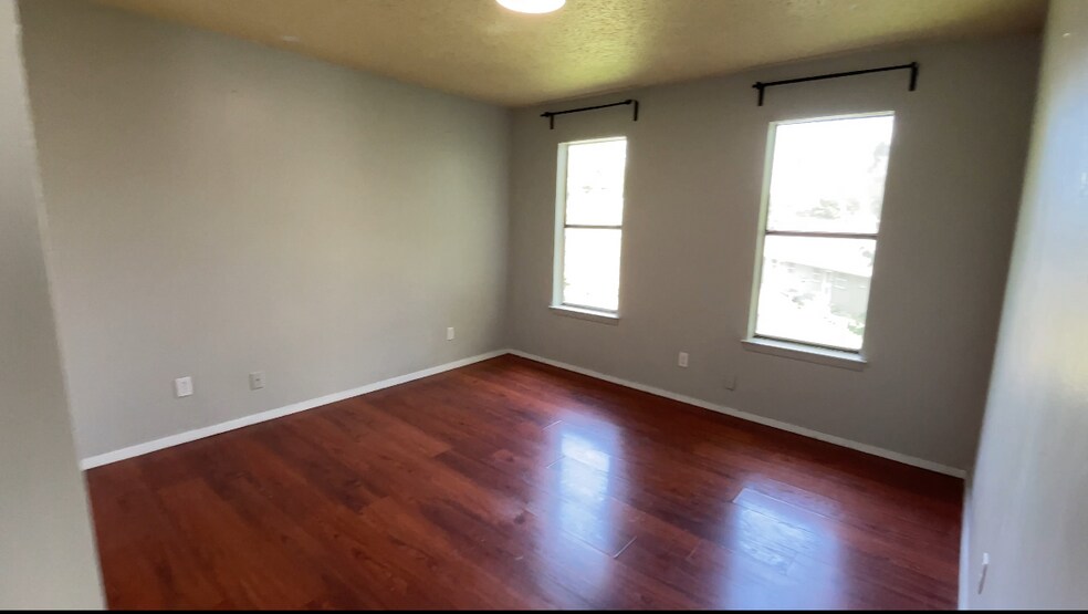 Building Photo - Room in Apartment on West Loop