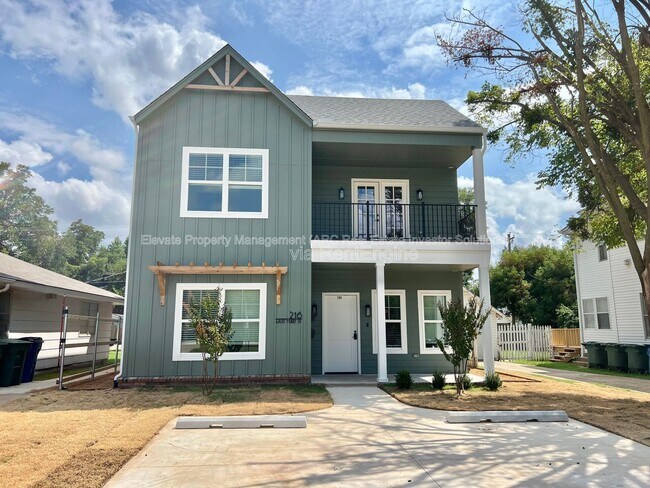 Building Photo - 216 E Hurd St