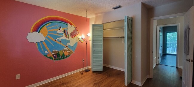 Building Photo - Charming 3/3 Condo